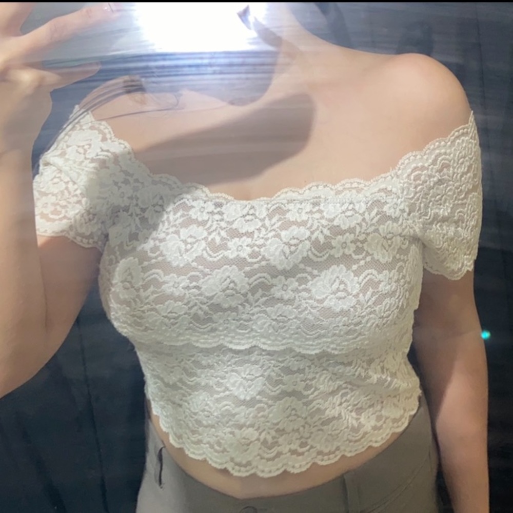 🚨 2/$10 🚨 Lace off the shoulder top